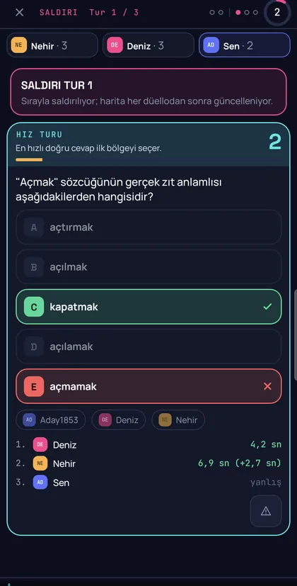 KPSS Arena düello ekranı: bir Türkçe sorusu, doğru şık ve rakiplerin cevap süreleri.